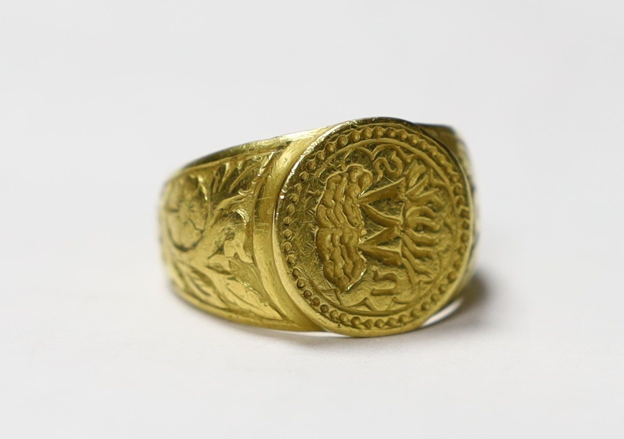 A late 16th/early 17th century yellow metal signet/seal ring, engraved with the initials SMU, the M formed as the trunk of an oak tree